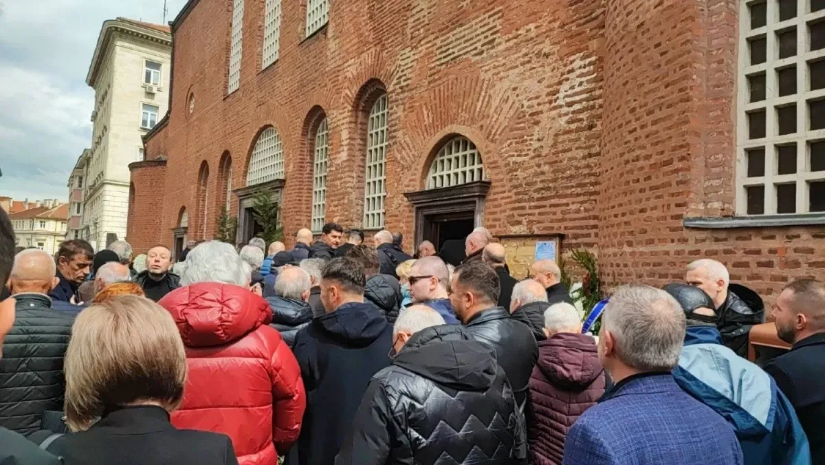 Сълзи и аплодисменти в „Света София“: Елитът на България изпрати Слави Бинев