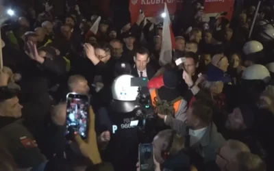 Хиляди протестираха в Полша след отстраняването на председателя на Конституционния съд (ВИДЕО)