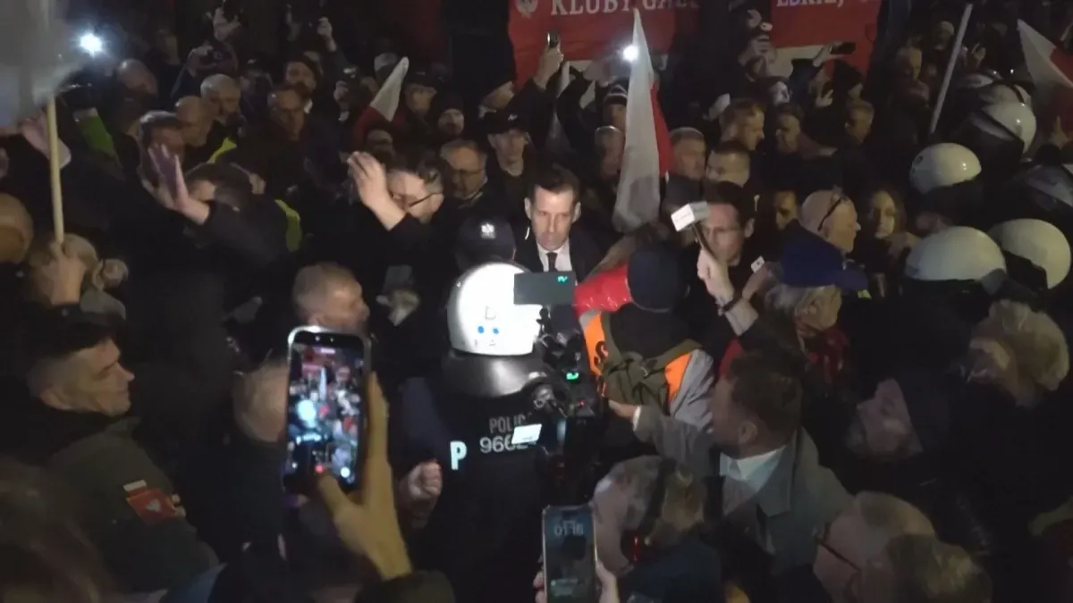 Хиляди протестираха в Полша след отстраняването на председателя на Конституционния съд (ВИДЕО)