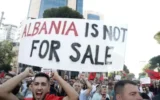 Революционна обстановка в Албания! Премиерът Еди Рама отново покани протестиращите на преговори