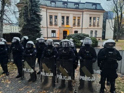 Напрежение в Полша: Навроцки обвини Туск в превземане на Конституционния съд