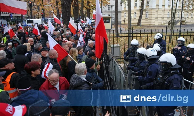 Сблъсъци пред КС в Полша, президентът обвини Туск и свика консултации (видео/снимки)