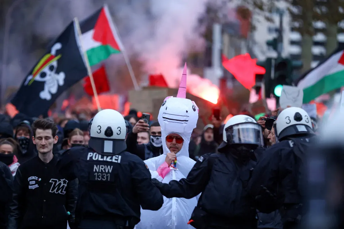 Протестът в Тирана ескалира: палят контейнери пред министерство, полицията вади водно оръдие