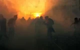 Коктейли „Молотов“, сълзотворен газ и полицаи в пламъци по улиците във Франция (снимки)