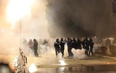 Сблъсъци и коктейли „Молотов“ при протеста в Тирана