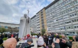 Кой оперира Лъв XIV и защо този път нe e настанен в папския апартамент в „Джемели“