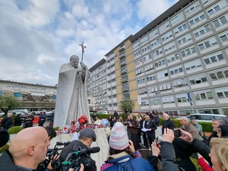 Кой оперира Лъв XIV и защо този път нe e настанен в папския апартамент в „Джемели“