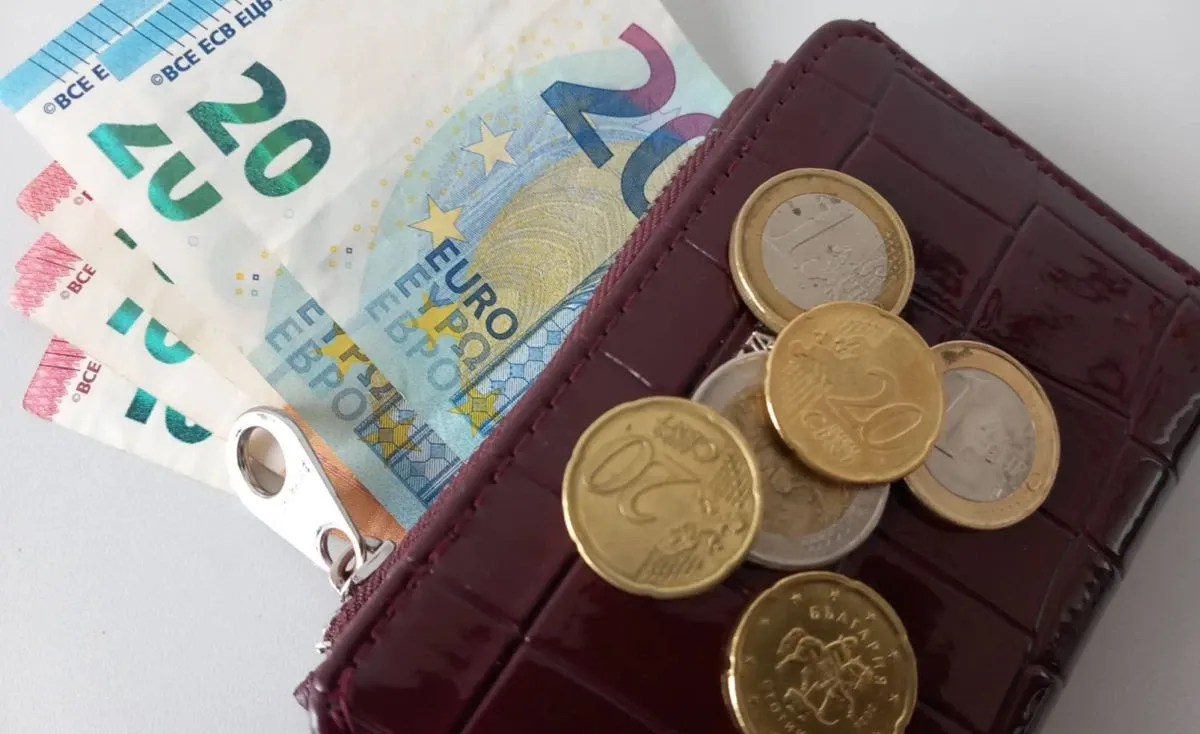 Месечната инфлация е -0.2%, годишната – 5.7%