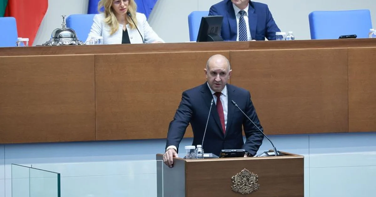 Румен Радев не посочва Русия, защото няма ;кристална топка;
