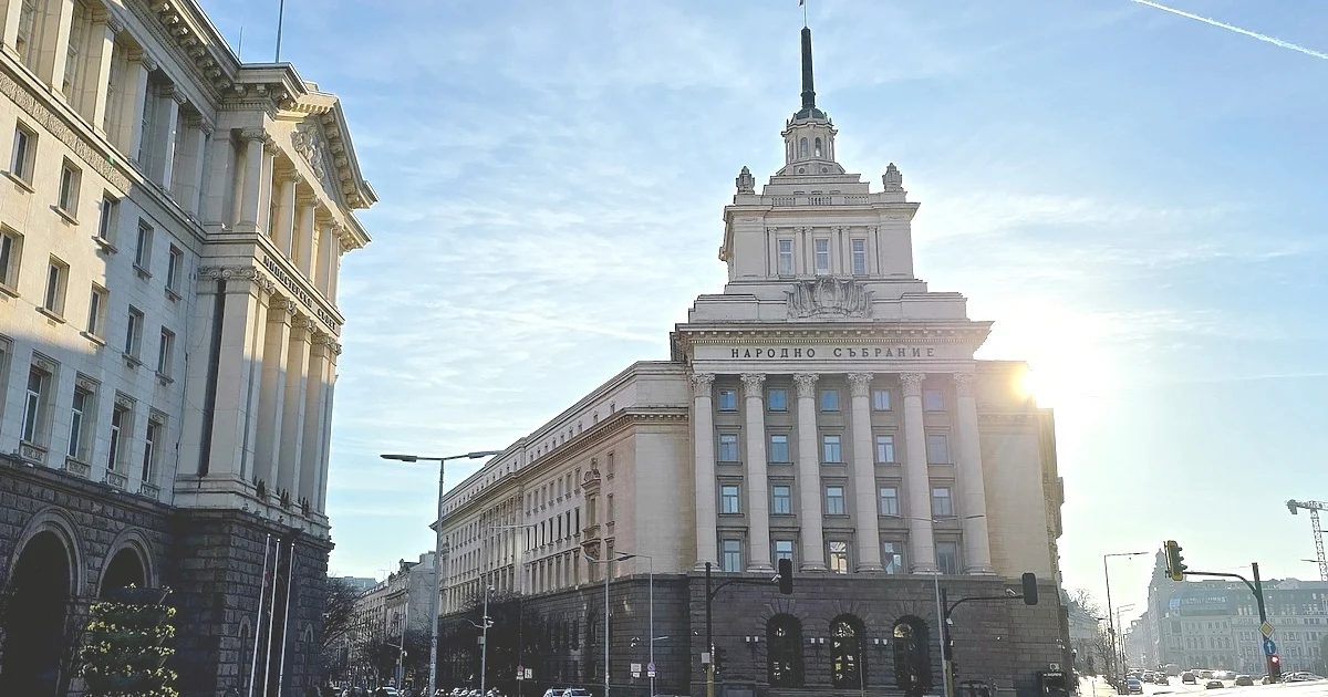 Близо половината българи не се интересуват от политика. При младите са 69%