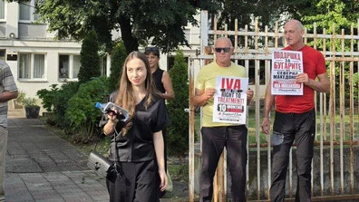 Ива Михайлова търсила кой да я закара до София дни преди появата ѝ у нас?