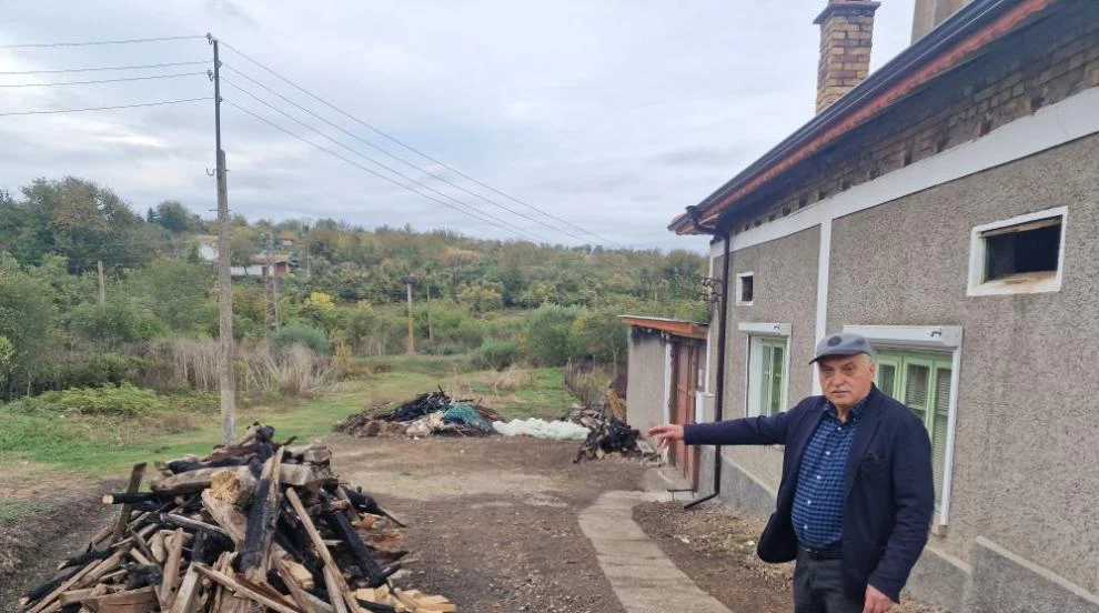 Не го оставиха сам след пожара: Цяло село се обедини, за да помогне на 70-годишен мъж