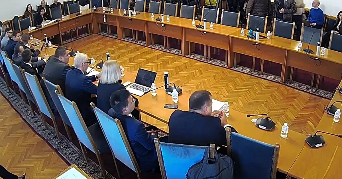 Депутатите на Радев провалиха заседание и на правната комисия заради помилванията на Йотова