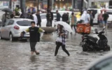 Воден ад в Истанбул. Жертва, отнесени коли и над 2500 сигнала за помощ