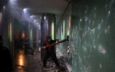 Масови безредици в Тирана: нападнати са 8 институции, 4 банки и десетки търговски обекти (Снимки)