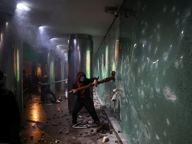Масови безредици в Тирана: нападнати са 8 институции, 4 банки и десетки търговски обекти (Снимки)