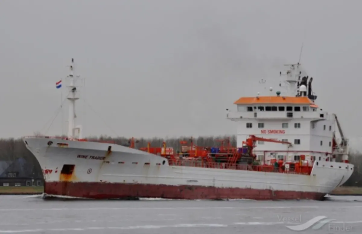8 души са в неизвестност след пожара на кораб в Черно море край бреговете на Румъния
