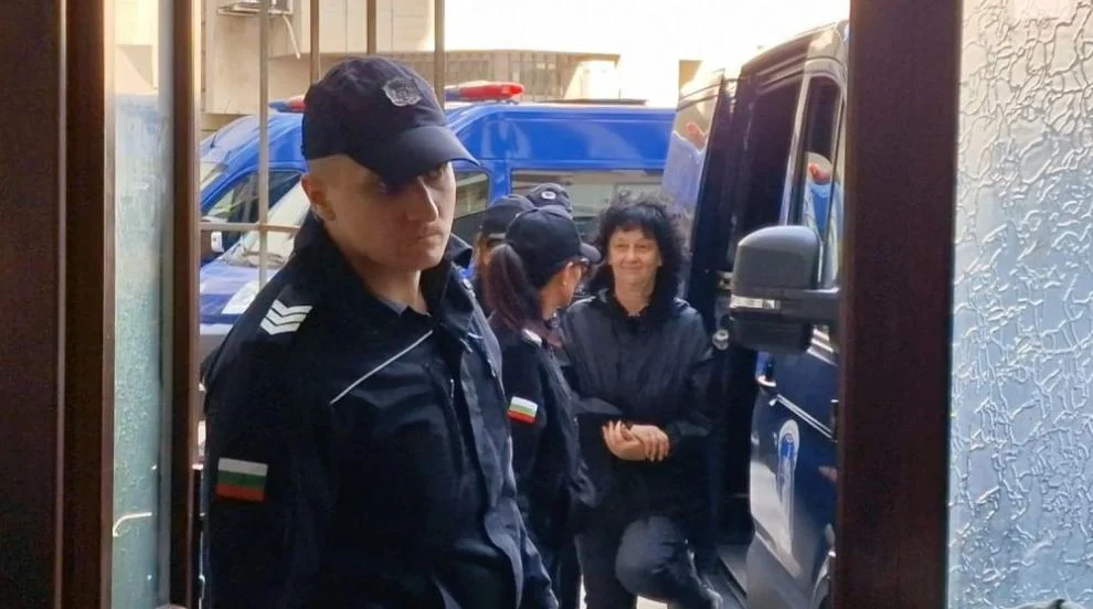 Проф. Генева-Попова припадна в съда, но остава в ареста