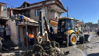 Багер спря водоснабдяването на длъжници от ромската махала в Ямбол (снимки)
