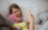 Осъждаме агресията, но оправдаваме шамара: 46% приемат зашлевяването за възпитателно