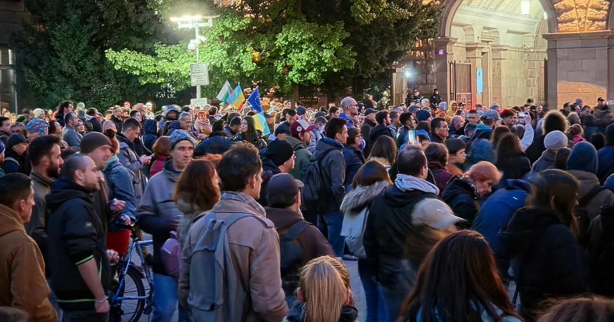 „Утре ще е български кораб“: протест иска оставките на Радев и Йотова заради кризата в Черно море