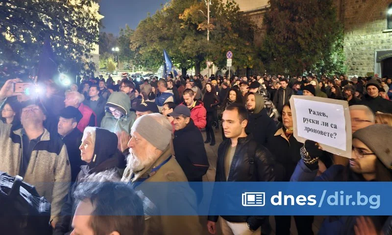 Протестиращи излязоха пред МС с искане за оставки заради потопените кораби (снимки)