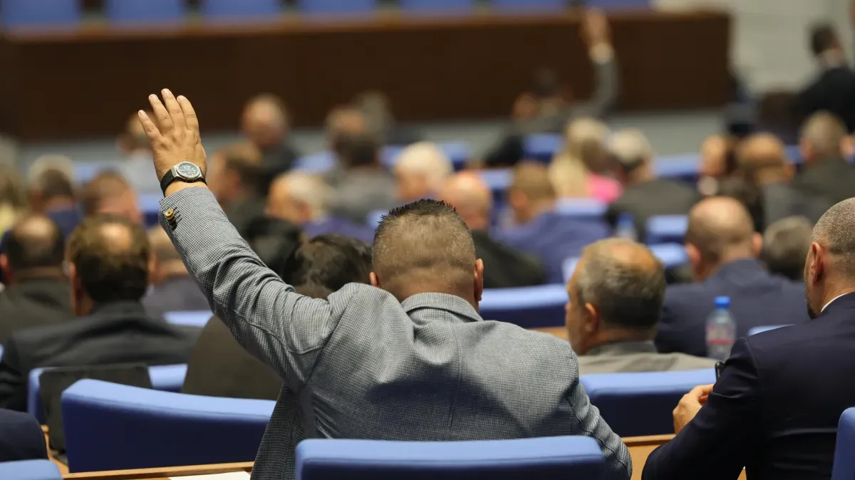 Извънредно заседание на парламента за помилването на „птричкия Ескобар“
