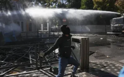 Водни оръдия и сълзотворен газ на протестите в Тирана