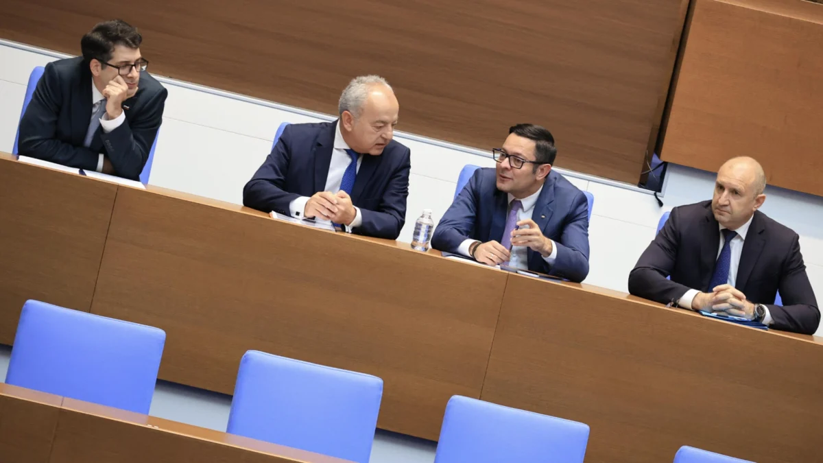 Планът на кабинета „Радев“ за Бюджет 2027: Скромен ефект от по-ниските разходи, приходите падат като дял от икономиката