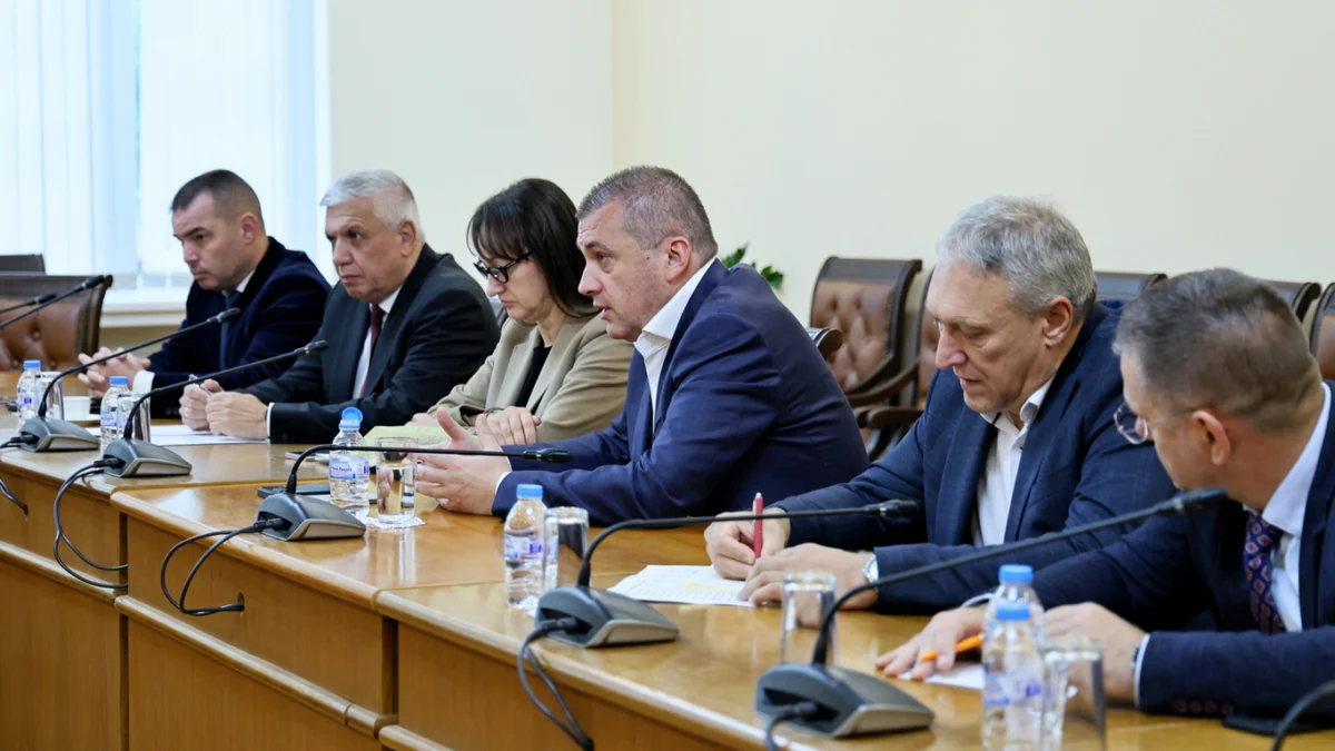 Министър Пеев обсъди с превозвачите мерки за подобряване на пропускливостта на ГКПП „Капитан Андреево“