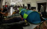 Сирените за въздушна тревога вият непрекъснато: Киев монтира мобилни бетонни бомбоубежища на спирките на градския транспорт
