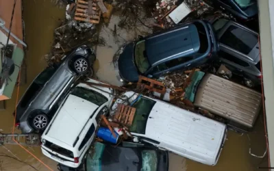 Издирват трима души, изчезнали във водите на наводнения Истанбул (СНИМКИ)