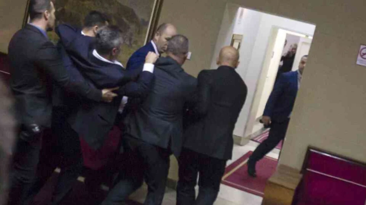Просръбски депутат в Черна гора призова за бунт: Бог да ви отведе до Адриатическо море и да ви взриви