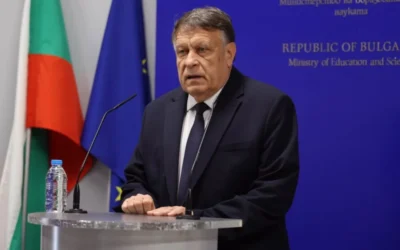 Учебни програми като за студенти, абдикиралото семейство и финансирането: Министърът посочи основните проблеми в образованието