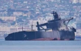 Голям танкер се взриви на мина в Ормузкия проток