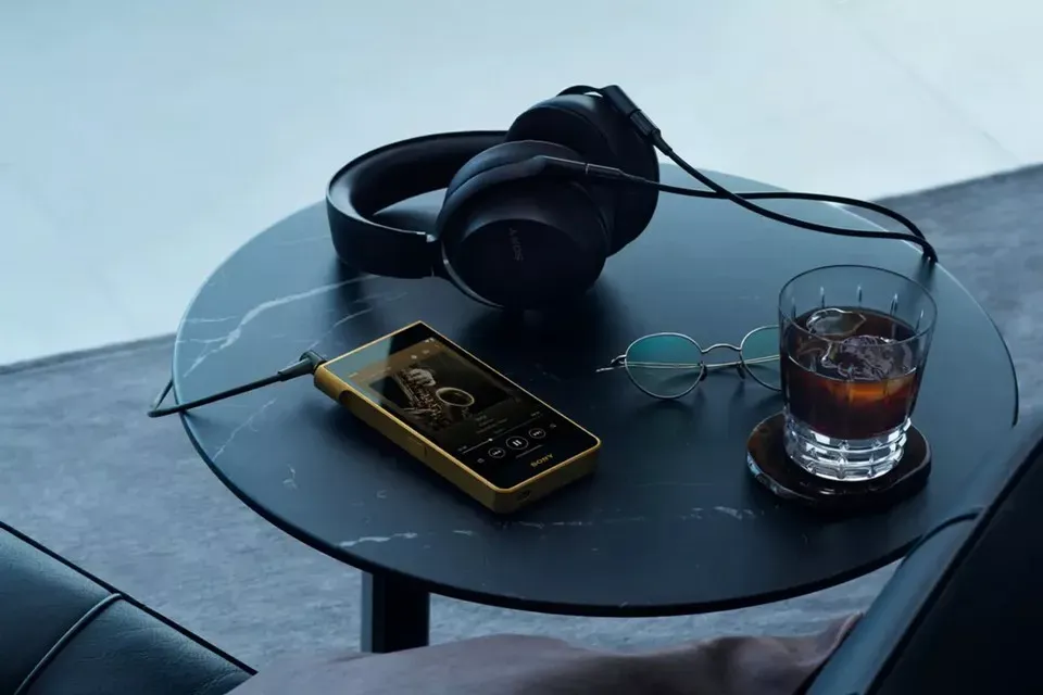 Голямото завръщане: Sony пусна позлатен Walkman с Android