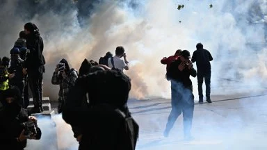Протести срещу скъпия живот във Франция, запалени контейнери в Марсилия (снимки/видео)