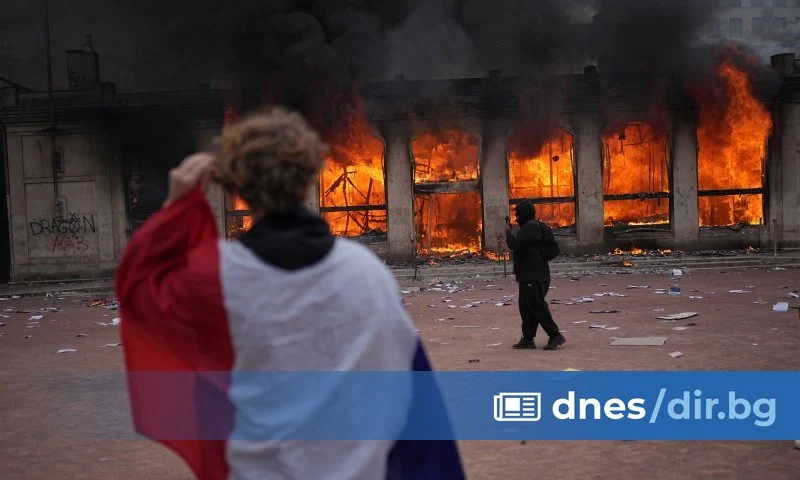 Франция пламна: Протестите срещу скъпия живот прераснаха в улични битки и палежи (снимки)