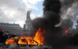 Стотици хиляди на протести във Франция, прераснали в сблъсъци и погроми
