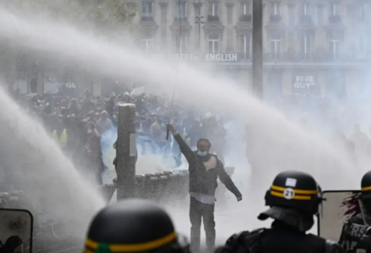Протести и безредици във Франция срещу скъпия живот: 1200 арестувани и 150 ранени полицаи