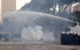 Протестиращи нападнаха с камъни централата на управляващата партия в Албания (ВИДЕО+СНИМКИ)