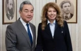 Йотова и Ван И: Дипломацията е пътят за решаване на конфликтите в Близкия изток и Украйна