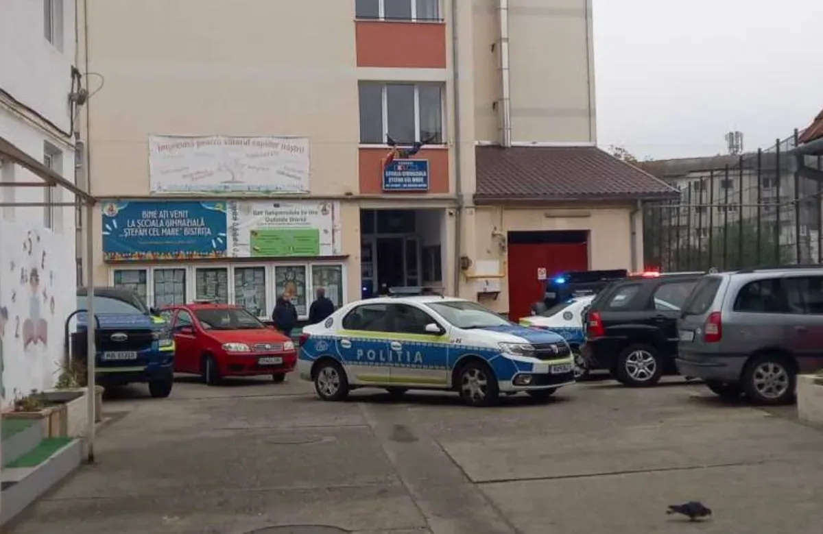 Седмокласник намушка млада учителка и ученик в училище в Румъния. Подозират расова омраза