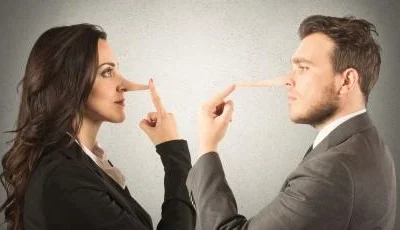 Усмихват ти се, а кроят планове: 4 зодии, които могат да те предадат в работата