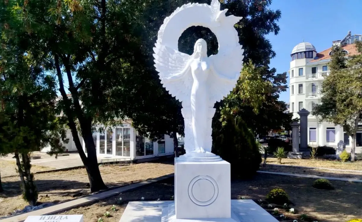 Статуя на египетска богиня във Видин предизвика скандал, митрополията иска премахването ѝ