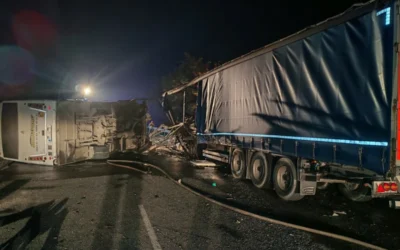 Двама души загинаха при челен сблъсък между автобус и камион на пътя Пазарджик – Пловдив