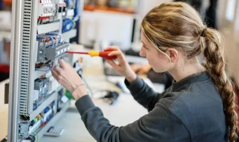 AI бумът изстреля поръчките на ABB на върха