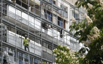 „Водопади в спалнята и балкони като швейцарско сирене“: Незавършено саниране в Ловеч застрашава 117 семейства