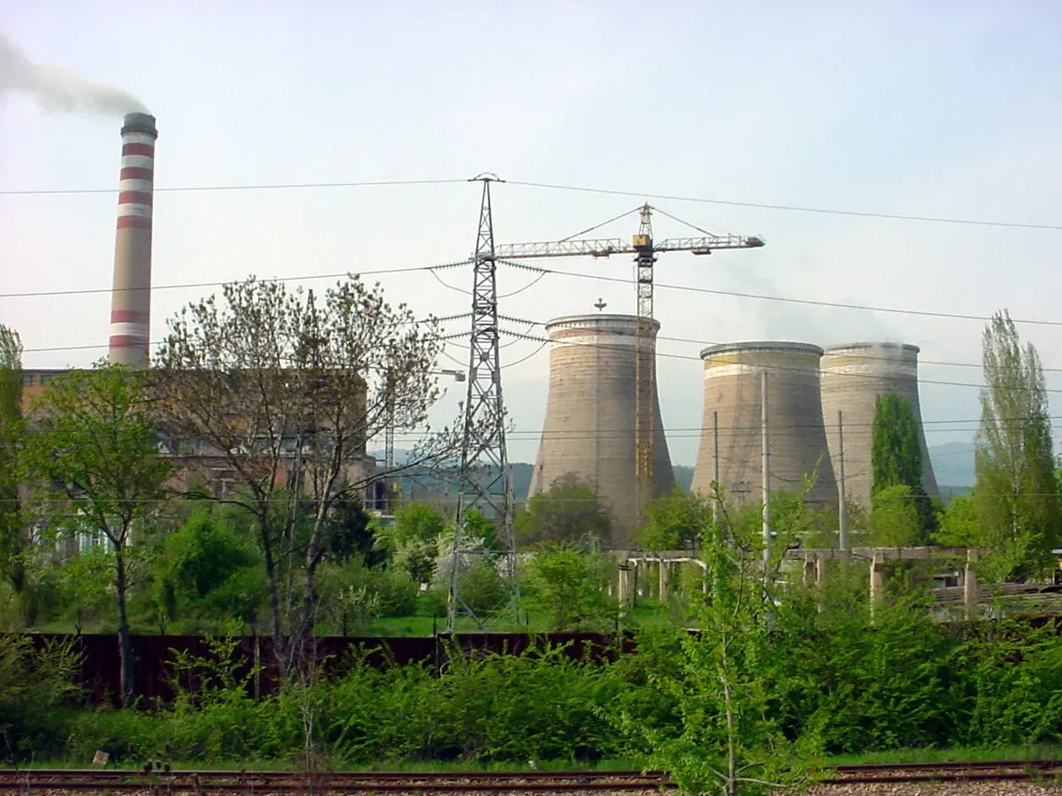 Задушлива миризма и опасни емисии: Откриха нарушения в ТЕЦ „Република“ в Перник