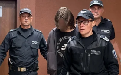 14-годишният пратил на съученици запис как майка му вика за помощ, след като я наръгал 18 пъти